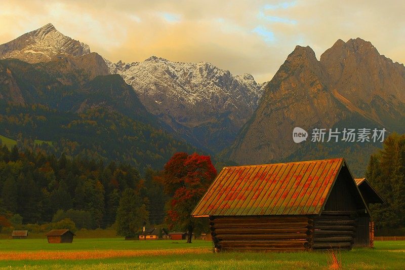 阿尔卑斯乡村木谷仓农场，与Zugspitze, Waxenstein和Alpspitze景观-戏剧性的景观在巴伐利亚阿尔卑斯山，德国，附近的卡文德尔山脉-雄伟的高山景观秋天-加尔米施，德国巴伐利亚